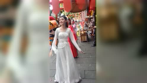 宋城小白的汉服,穿的就是有气质,有一种白素贞的感觉!