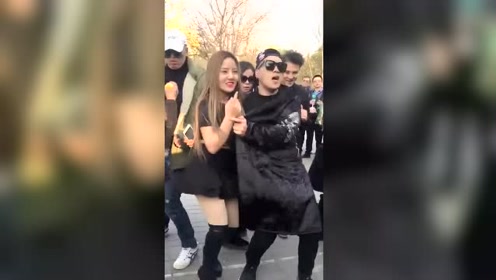 尬舞现场看到女神和小伙的甩头舞,动作太快实在太般配