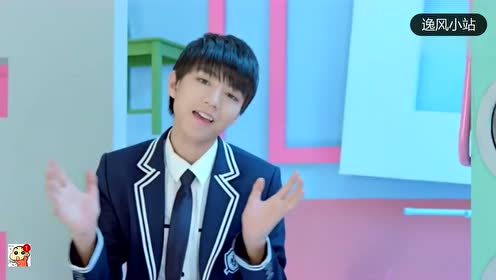 TF组合王俊凯出晨功放合影，站后排用书遮脸！