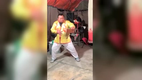 中国功夫这么厉害吗？砖破的也太不可思议了！