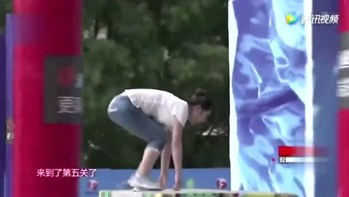 大姐来闯关喜欢低头弯腰,形象已经顾不上了
