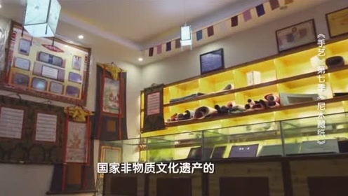 狼毒草制作神奇藏纸用墨汁写，浸泡不掉字迹，纸也不烂碎，价昂贵