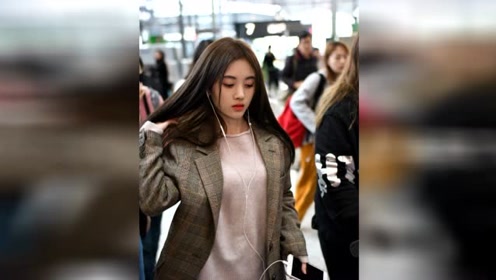 鞠婧祎高冷女神范身机场 身穿格纹西装外套撩动秀发显妩媚