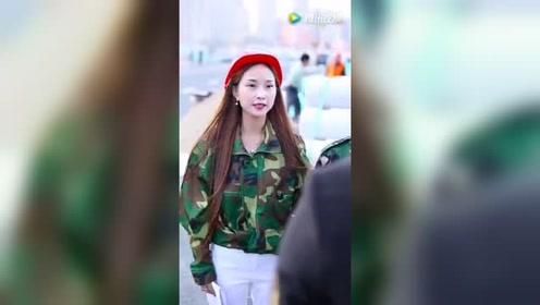 地产美女总裁请工地农名工兄弟饭店吃饭，遭服务员羞辱看不起！