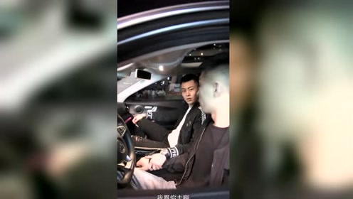 以后离这些小崽子远一点，老子一个能保护你