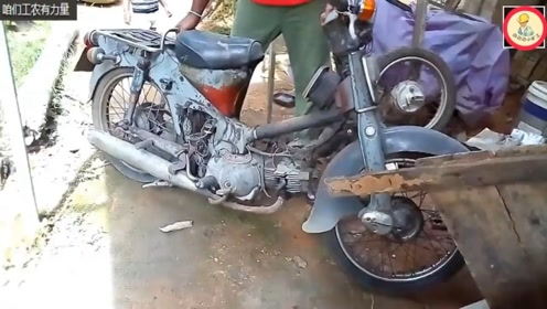 闲置了许久的本田摩托车，进口货，把零件上的灰尘清理后还能启动