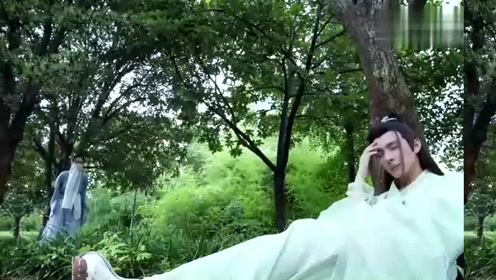 郡主发现腿上有条蛇，赶紧让人赶走，不料手下一撒雄黄蛇变成了人！