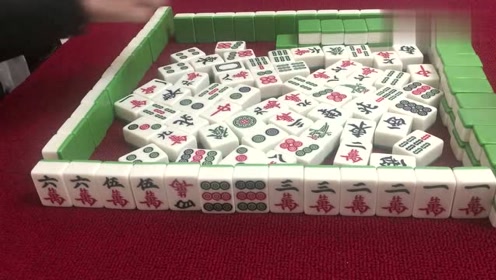 小哥摸四万豪华七对却被碰走，很郁闷摸个六万，灵机一动这么胡吧