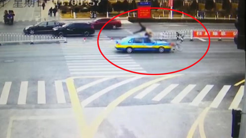 惊险！母女骑车过斑马线时 瞬间被出租车撞飞
