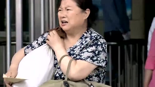 农村大妈进城看姑爷，刚进酒店大门，感慨：我这是进了皇宫了吗？