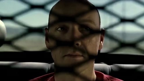 凶手在警车上被押送，慢慢兴奋了起来，看来他有阴谋啊