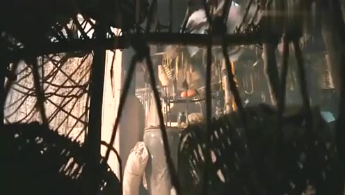 道士想要降服妖怪,不料妖怪现出真身,道士却直接跪了