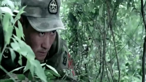 冷锋冲刺到敌人眼皮下，脚跟上枪膛，霸气地干掉敌方狙击手