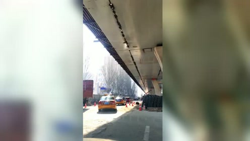 呼和浩特公主府前的这条路正在修，旅游可以绕行