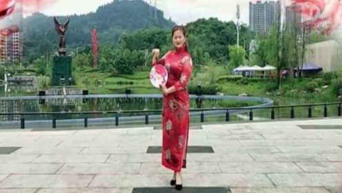 中老年广场舞《水乡新娘》优雅易学的旗袍团扇走秀表演