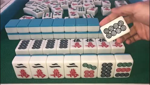小伙打麻将手气真好,连开三杠杠上花,就是这牌八筒有点多