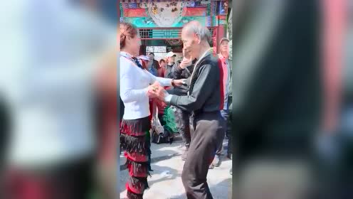 80岁的网红张大爷和安静老师,跳的太美了