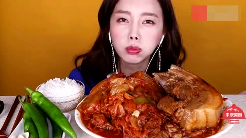 吃播大胃王,韩国美女吃五花肉,麻辣泡菜青椒和米饭,吃相不一般