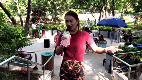 街头女歌手妙妙激情演唱《都是你的错》dj版,动感好听