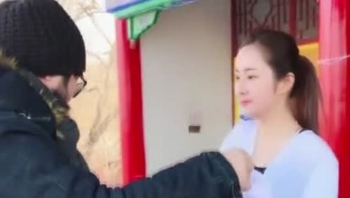 无臂女孩杨莉去户外拍照,即使冻成这样,她依然努力的做到最好!