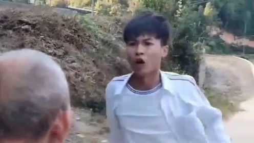 老头最近走路不嚣张了,小伙为他医治一番立马见效,魔鬼的步伐!