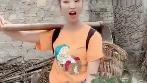 正在干活的农村妹子,清纯可人天然美,自力更生劳动美!