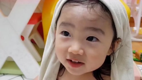刚洗完澡的小女孩,小模样太可爱了,真是招人喜欢啊!