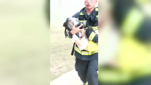 情感:消防员把氧气面罩让给小女孩,这是最美公主抱!