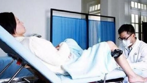 妇产科遇到男医生,妈妈们生孩子时,该如何避免尴尬?