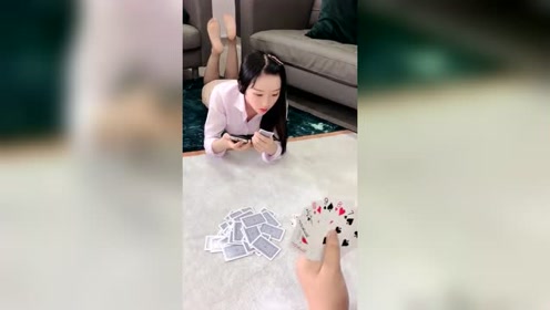 美女打牌,小哥还以为自己被骗了,最后才发现,还是自己笨啊!