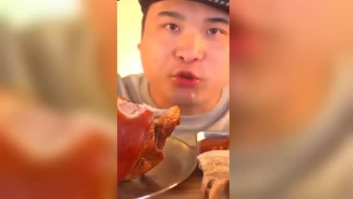 韩国大胃王胖哥,试吃大酱肘子,抱起来直接啃好过瘾