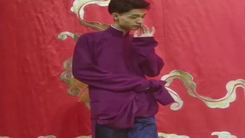 德云秦霄贤学走路,下一幕让人笑喷,九香:像极了娘们唧唧!