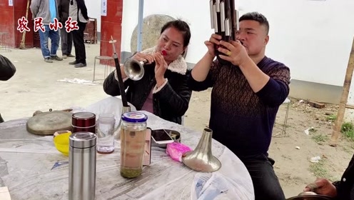 农村白事唢呐,姑娘吹一首老歌《渴望》,戴孝的大哥听哭了