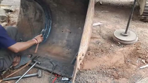 挖机挖斗开裂,找焊工师傅焊好给2000不知足,有这么贵吗