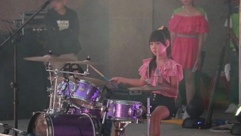 10岁小女孩架子鼓太燃,dj版《拥抱你离去》被她打得轰轰烈烈!