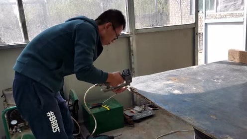 农村孩子想玩乒乓球没有桌子咋办,老爸就地取材手工自制乒乓球台