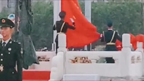 五星红旗缓缓落下,护旗手连忙上前不让落地,动作真帅!