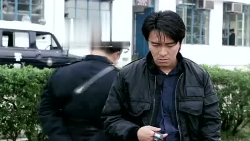 电影《逃学威龙》片段一,周星驰被警队开除,安排到学校做卧底.