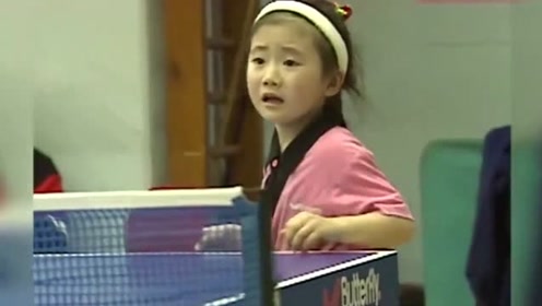 福原爱小时候练球,怎么都回不好球,急得边哭边练!小小年纪就这么懂事!