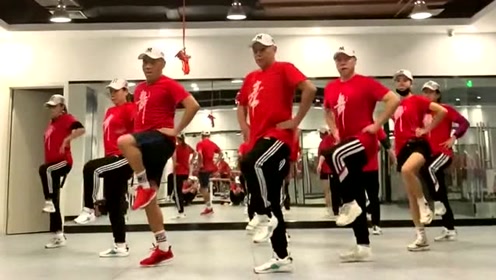 霹雳舞大叔自编舞蹈,有创意,够独特