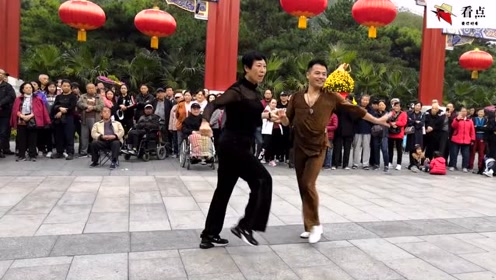 公园风骚小伙和大妈跳双人舞《我的快乐就是想你》舞步妖娆动人