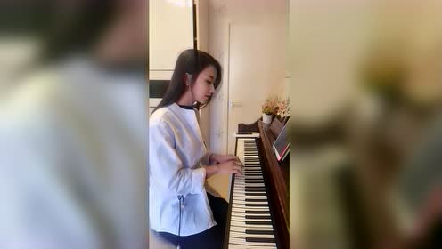 95后美女弹奏钢琴,这长相这身材简直了,弹钢琴真是可惜了!