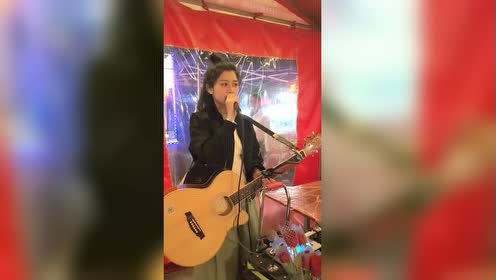 大排档的卖唱女孩唱歌就是有味道一首《爱情主演》唱的太醉人了!