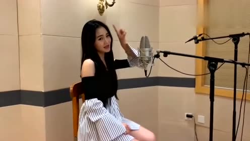 超美网红小姐姐一曲闽南歌《酒梦》,人美歌好听,听醉了!