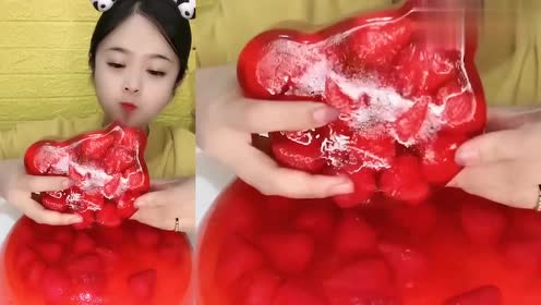 美女直播吃雪媚娘,果冻草莓,一口超过瘾,是我向往的生活