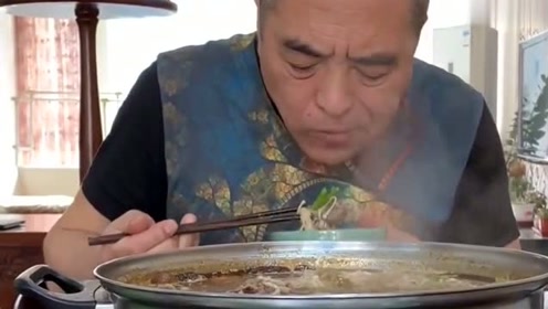 东北大哥太奢侈,水果都这样吃,真是太香了,大哥真厉害.视频