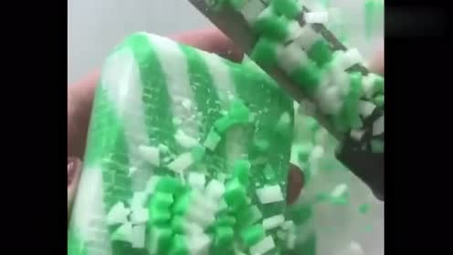 绿白相间的马赛克香皂,一刀刮下去香皂粒全部掉下来,真舒爽!
