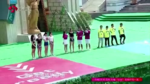 男生女生向前冲:心动美女清凉打扮来闯关,可惜落水太快结果尴尬了