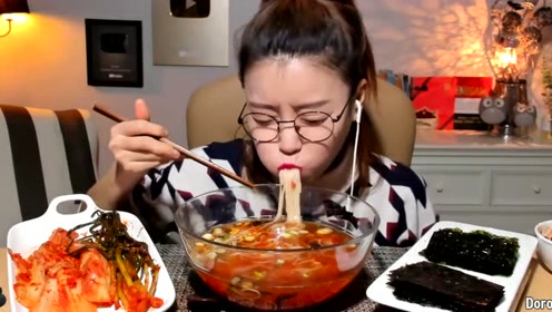 韩国美女大胃王多萝西吃热乎乎的盛宴面条,放上紫菜更好吃?