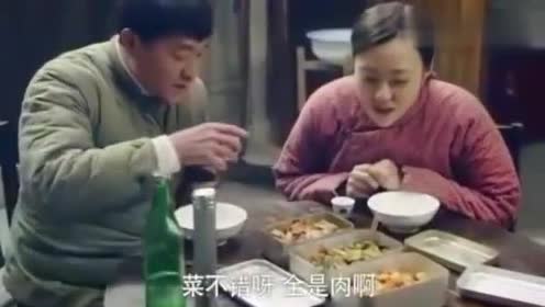 情满四合院傻柱大鱼大肉全给秦淮茹搜刮给儿子吃,自个吃花生!